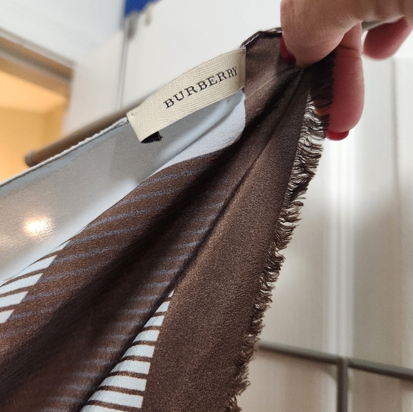 Burberry Vintage Large Oblong Silk Scarf - authentic - Picture 10 of 13